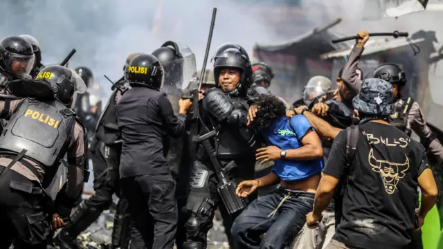Jenguk dan Beri Semangat Aktivis yang Ditahan Polisi, Solidaritas Masyarakat Menguat